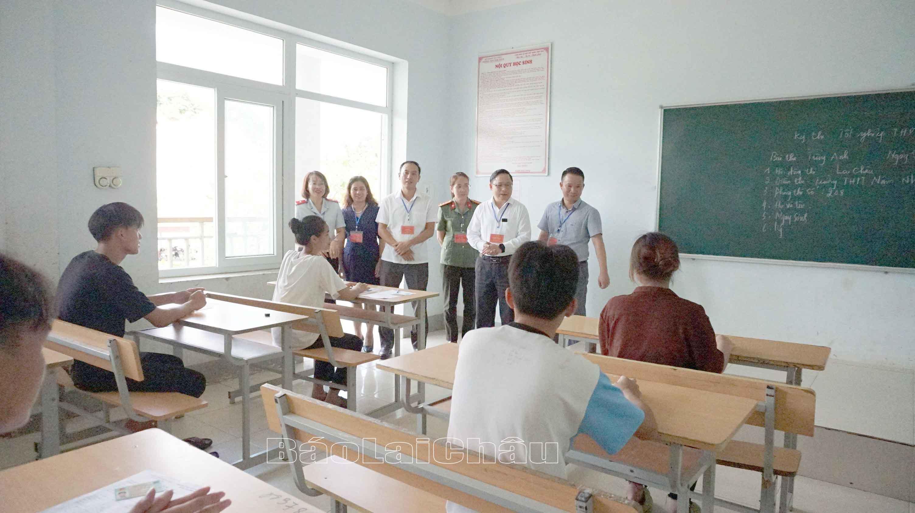 ... động viên thí sinh Trường THPT Nậm Nhùn trước giờ thi.